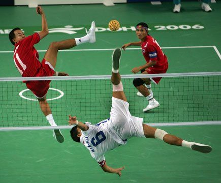 Sepak Takraw combine football volleyball et KungFu