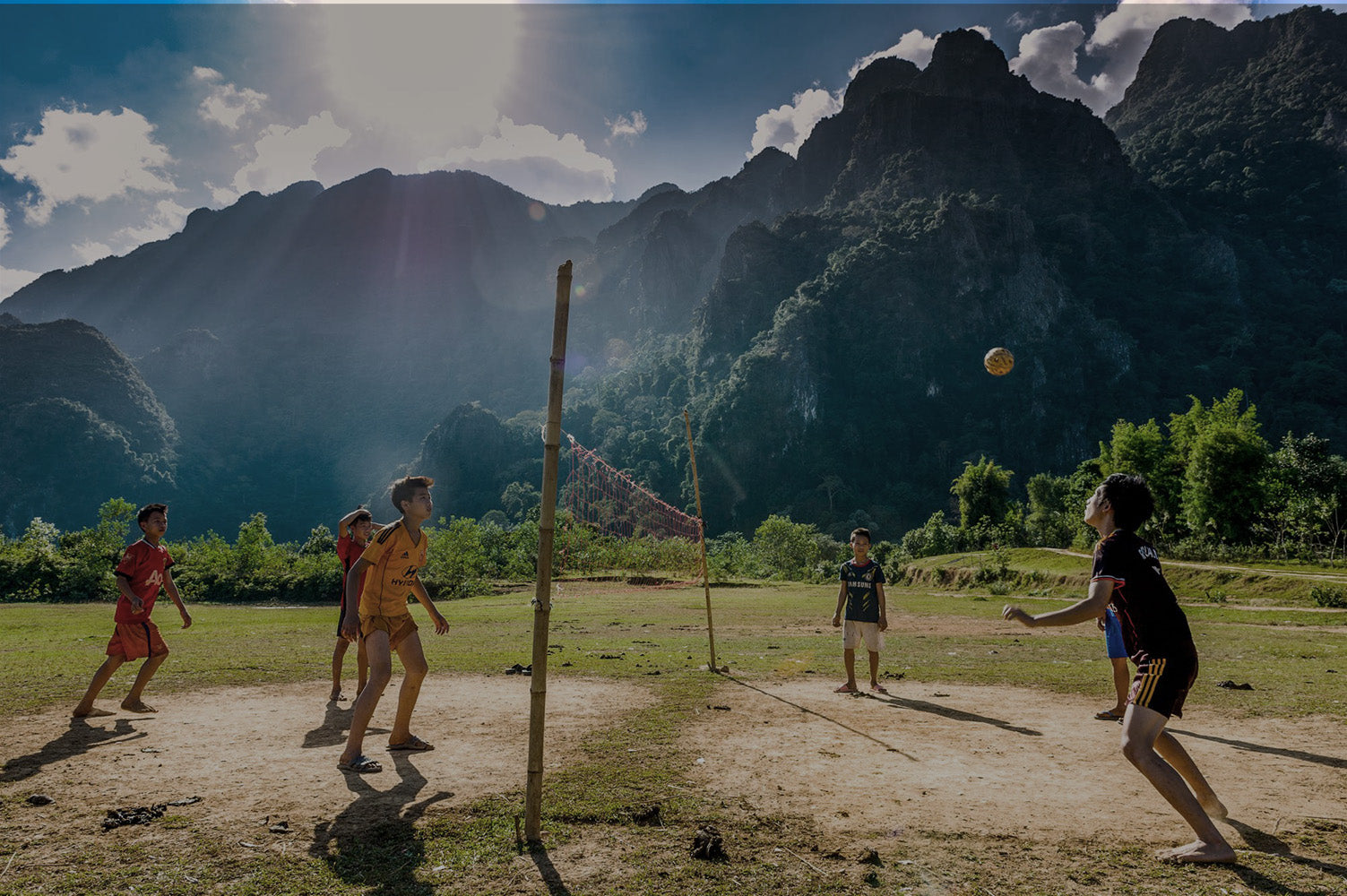 Jouer au chinlone avec des amis