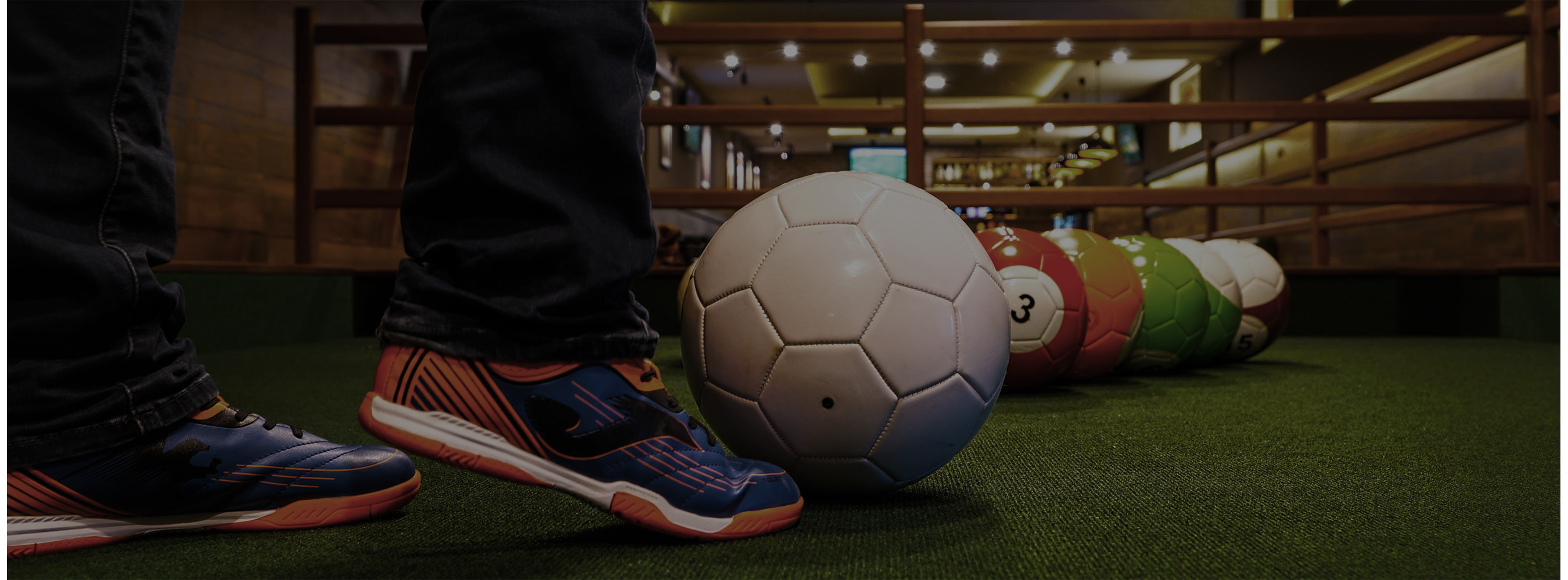 Jouer au football billard