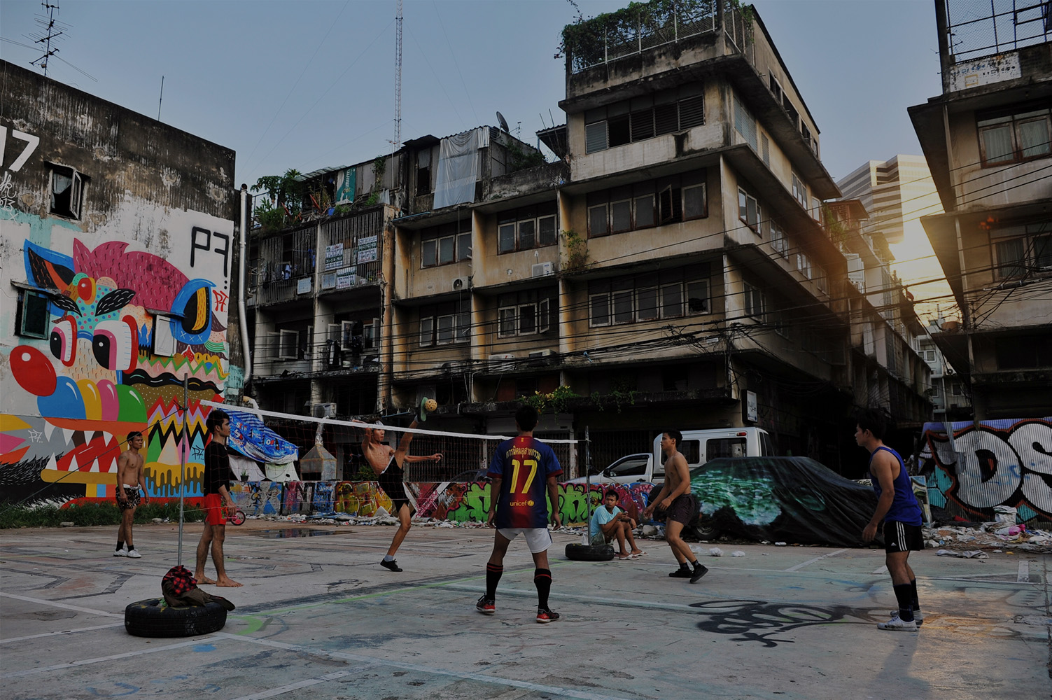 Jouer au sepak takraw dans la rue